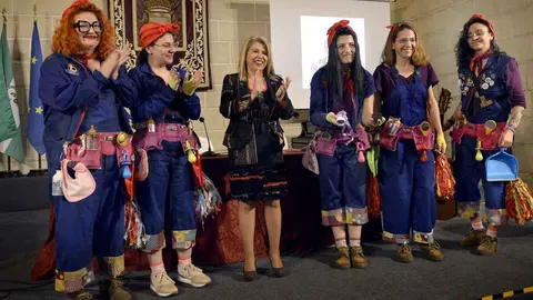 La comparsa &lsquo;We can do Carnaval&rsquo; recibe el Premio Racimo en Jerez por el 8M