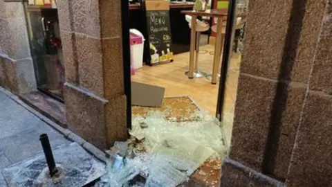 As&iacute; roba en una cafeter&iacute;a, un bazar y una gasolinera de C&oacute;rdoba en apenas pocas horas