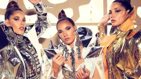 India Mart&iacute;nez y sus hermanas, Deseada y Laura