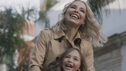 La cantante Soraya con su hija Manuel en Jerez