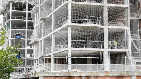 Cae desde una 5&ordf; planta mientras pintaba en Almer&iacute;a. Estas son las consecuencias