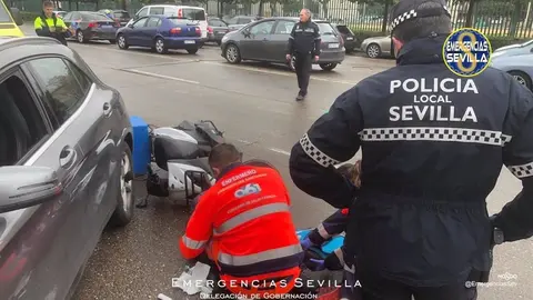 Impactante choque entre una moto y un coche en pleno centro de Sevilla