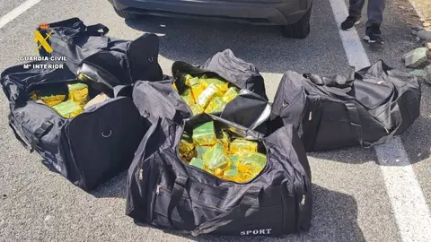 As&iacute; huye en coche con 3 ruedas pinchadas y cargado de droga por una carretera de Granada