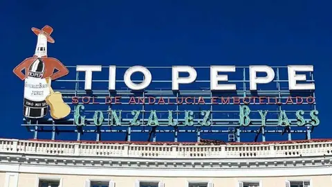T&iacute;o Pepe a trav&eacute;s de la publicidad Gonz&aacute;lez Byass expone en Jerez una muestra de su ic&oacute;nico fino