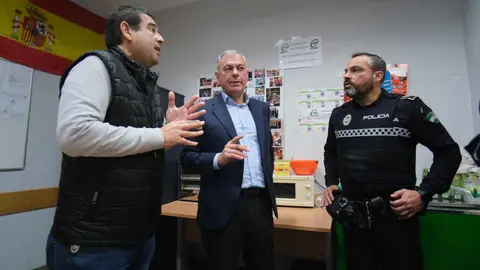 Jos&eacute; Luis Sanz durante su  visita a las instalaciones de la Polic&iacute;a Local del Distrito Macarena