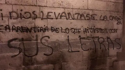 Pintada en la fachada del Palacio de Riquelme de Jerez Si Dios levantase la cabeza...