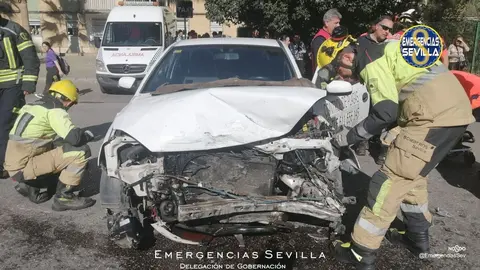 Impactante choque entre 2 coches en Sevilla. Estas son las consecuencias para los implicados