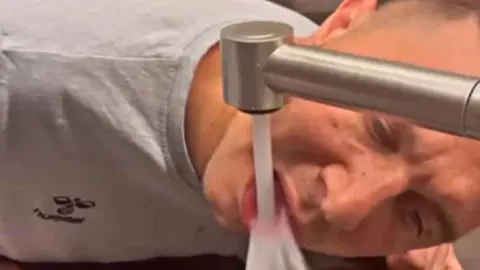 Joaqu&iacute;n sufriendo las consecuencias de la broma de su mujer, Susana Saborido