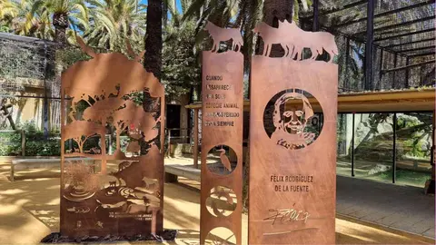 El Zoo de Jerez recuerda a F&eacute;lix Rodr&iacute;guez de la Fuente un monumento junto a los lobos ib&eacute;ricos
