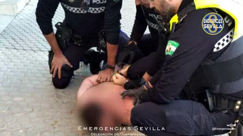 Pega una paliza a su propia madre en Sevilla y amenaza con un cuchillo a la Polic&iacute;a Local