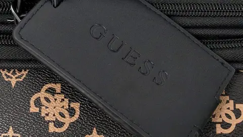 Amazon tiene la maleta Guess m&aacute;s estilosa que te ayudar&aacute; a &laquo;viajar como una celeb&raquo;