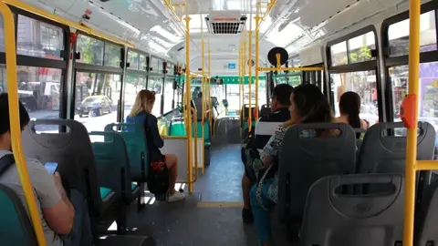 Guardias civiles irrumpen en un autob&uacute;s en C&oacute;rdoba. Esta es la sorpresa que se encuentran