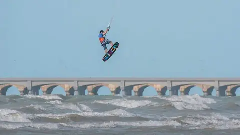 Muere un hombre mientras practicaba kitesurf en C&aacute;diz
