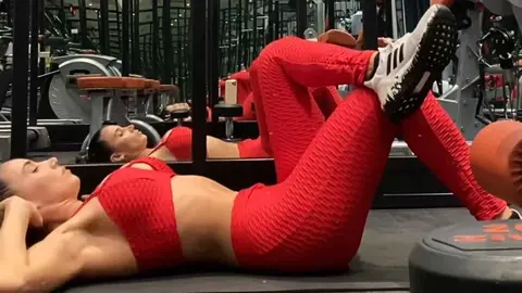 India Mart&iacute;nez en el gimnasio con las zapatillas Adidas Ultraboost 20 EG1370