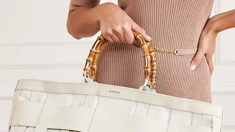 El bolso tan caro como prohibitivo de Guess que tienen en 4 colores y podr&iacute;a llevar hasta Georgina