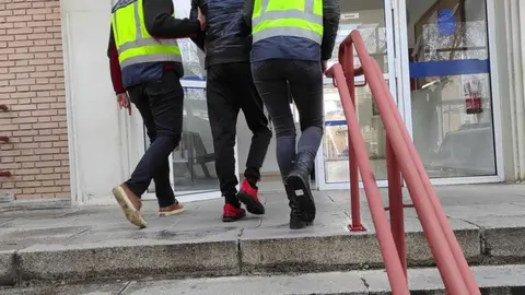 As&iacute; llama a la ventana de una vivienda en M&aacute;laga y muestra sus genitales a menores