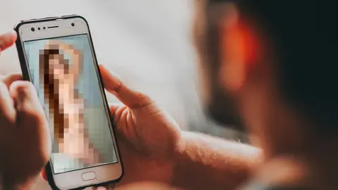 Denuncian la existencia de webs pornogr&aacute;ficas que incumplen la verificaci&oacute;n de edad en Andaluc&iacute;a