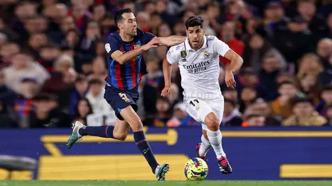 Marco Asensio defendido por Busquets - Imagen del Real Madrid CF