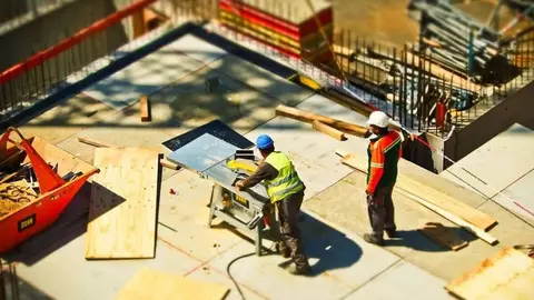 Brutal accidente laboral en Granada. Una piedra de grandes dimensiones cae sobre un trabajador