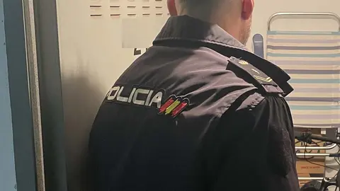 Agente de la Polic&iacute;a Nacional durante una intervenci&oacute;n