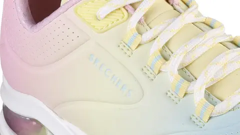Estas zapatillas arco&iacute;ris de Skechers son las grandes aliadas de la nueva temporada