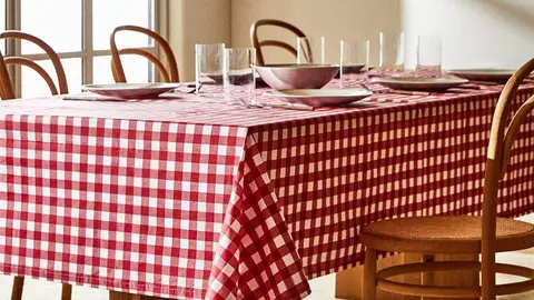 Mantel resinado de cuadros de Zara Home