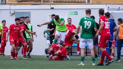 Brutal agresi&oacute;n en Puerto Real patean a un jugador del Racing Club Portuense en el suelo