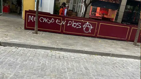 La pintada en un palco de la calle Larga que indigna a los cofrades de Jerez Esto es intolerable