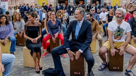 El Rey Felipe VI toca la caja ante el Teatro Falla de C&aacute;diz