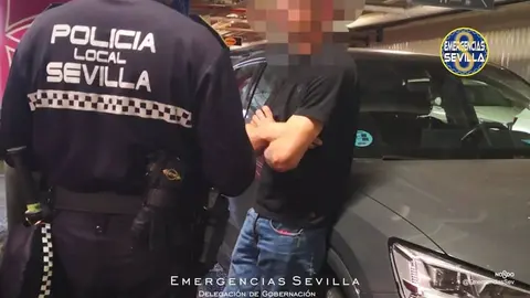 Exhibicionismo en Sevilla. Se masturba en un centro comercial delante de menores
