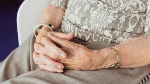 Acompa&ntilde;a a su vecina anciana a sacar dinero en Huelva. Y esto es lo que acaba ocurriendo