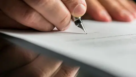 As&iacute; se 'forran' enga&ntilde;ando a trabajadores con contratos falsos en Huelva