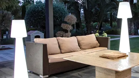 La l&aacute;mpara de Leroy Merlin m&aacute;s elegante: un decorado ideal para tu balc&oacute;n, terraza y jard&iacute;n