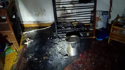 En llamas una vivienda en Granada con un hombre atrapado en su interior