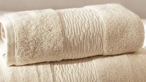 Toalla de algod&oacute;n con cenefa de Zara Home