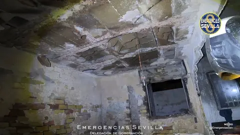 P&aacute;nico en Sevilla por el fuego. Arde una casa con 3 menores en su interior