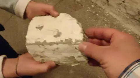 Un cascote de un edificio en ruinas impacta contra la cabeza de una mujer el Lunes Santo en Jerez