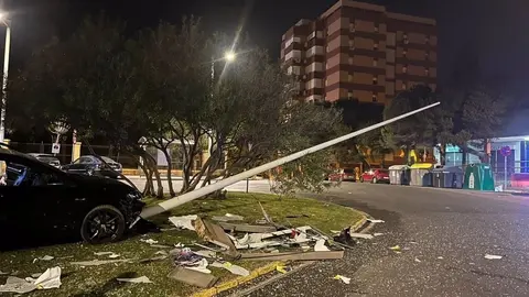 Conduce drogado y acaba destrozando con su coche el m&aacute;stil de una rotonda de Algeciras