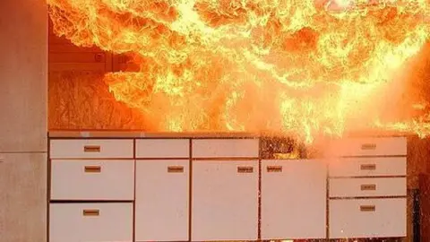 En llamas la cocina de una vivienda habitada en Ja&eacute;n. Estas son las consecuencias