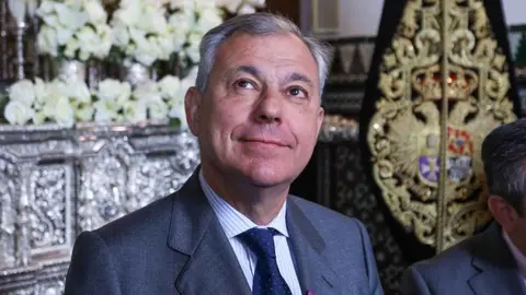 Jos&eacute; Luis Sanz en su visita a la Hermandad de la Montesi&oacute;n en la Semana Santa 2023