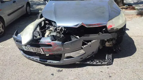 Destrozan un coche aparcado en la Avenida del Polo en la ma&ntilde;ana del Viernes Santo en Jerez