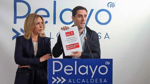 Jaime Espinar, junto a la concejal Almudena Mart&iacute;nez