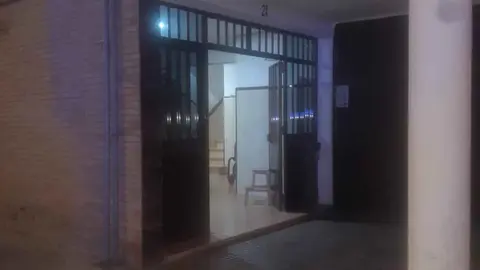 En llamas una vivienda en la avenida de Arcos de Jerez desalojado un bloque de vecinos