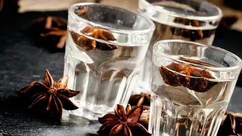 Apu&ntilde;ala a una mujer para robarle 500 euros en Granada. Lo pillan bebiendo an&iacute;s