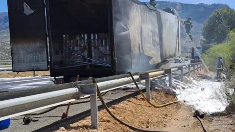 Susto en Ja&eacute;n. En llamas un cami&oacute;n lleno de latas de tomates