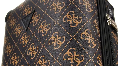 Descubre la maleta trolley perfecta de Guess para llevar tu ropa en vacaciones de verano