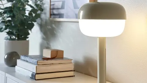 La l&aacute;mpara de mesa m&aacute;s retro de Ikea solo cuesta 14,99 euros, y es un exitazo