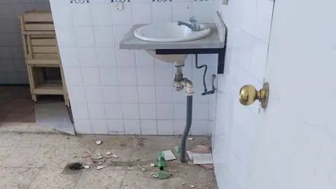 Abandono de las instalaciones del Polideportivo de La Asunci&oacute;n de Jerez