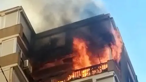 En llamas una casa en Sevilla con menores atrapados en su interior