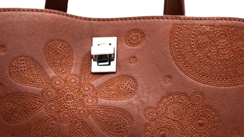 El bolso mochila efecto piel marr&oacute;n de Desigual